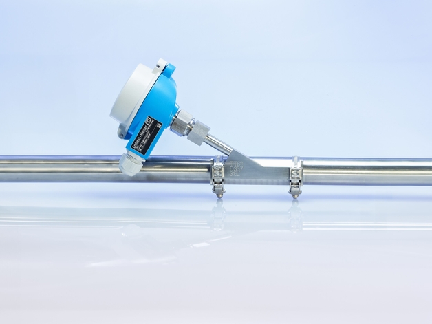 Non-invasive thermometer mounted on the outer surface of a pipe