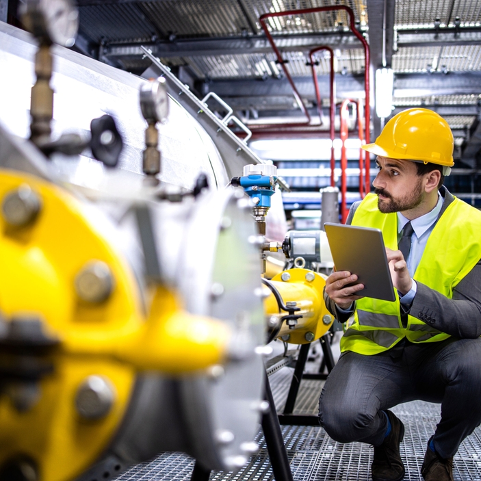 Digitalization driver - Engineer in plant with tablet