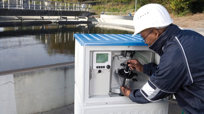 Automatic water sampling in a wastewater treatment plant with the Liquistation CSF48 sampler.