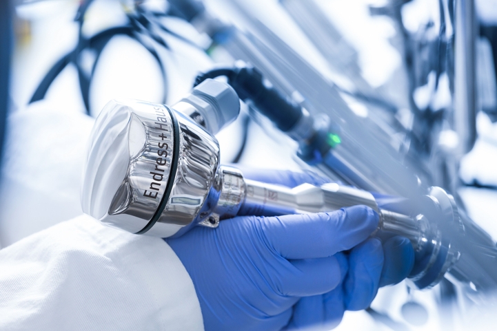 iTHERM TM411 hygienic thermometer installed in a bioreactor application