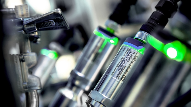 Small thermometer for aseptic applications