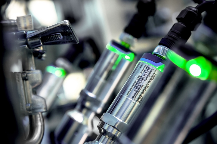 Small thermometer for aseptic applications