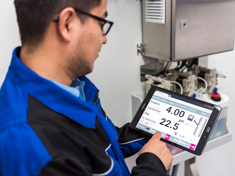 Automatic cleaning and calibration with Liquiline Control CDC90 pH measuring system Automatic cleaning and calibration