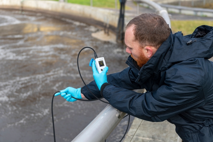 Man verifies a DO measuring point with a portable oxygen meter