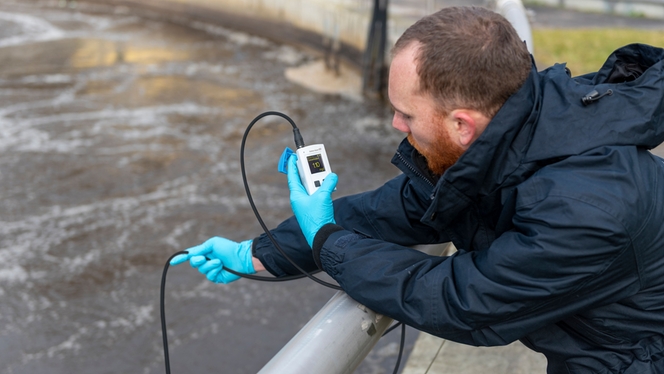 Man verifies a DO measuring point with a portable oxygen meter